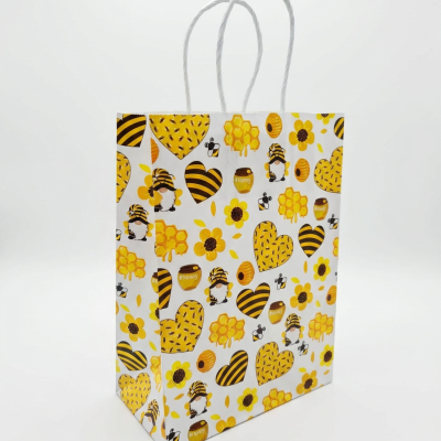 Saco de papel decorado com padrão de abelhas, corações, potes de mel e flores
