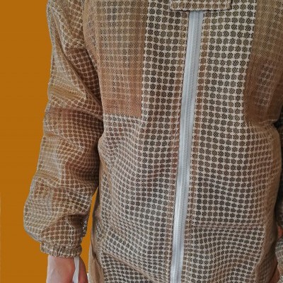 Macacão de proteção castanho claro com padrão e fecho branco