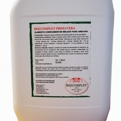 Recipiente branco com etiqueta verde e branca de alimento para abelhas