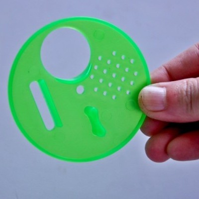 Disco verde de plástico com recortes e texturas variadas