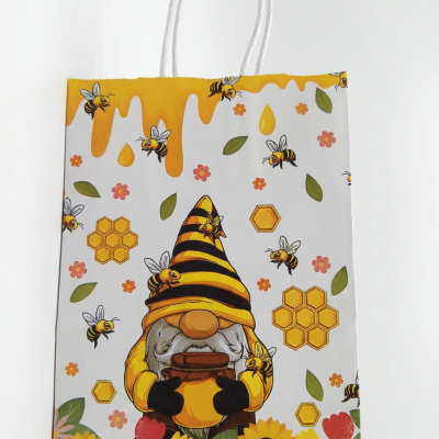 Sacola de papel colorida com desenho de gnomo e abelhas