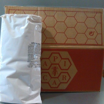 Embalagens com logotipo APICAR e padrão hexagonal em cartão castanho e saco branco