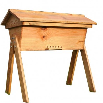 Colmeia de abelhas em madeira clara com pernas inclinadas e telhado duplo