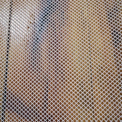 Chapa metálica perfurada branca com padrão quadriculado