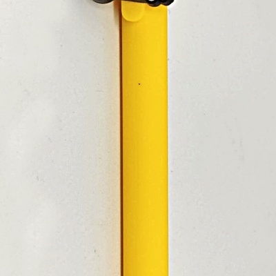 Caneta amarela com clip decorativo de pote de mel com a palavra HONEY