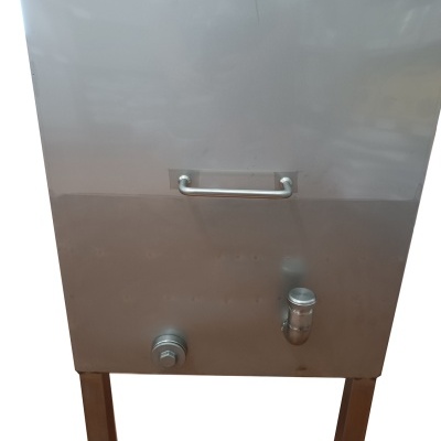 Equipamento metálico prateado com pega e dois bicos