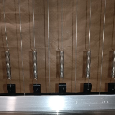Sistemas de suspensão com molas e fios em barra metálica