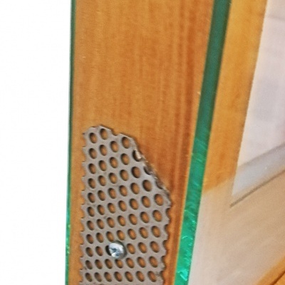 Estrutura de madeira com vidro, chapa metálica perfurada e base de madeira