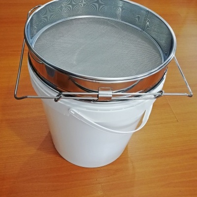 balde branco de plástico com peneira metálica redonda prateada em cima