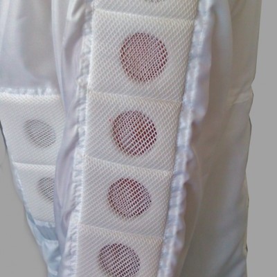 Manga de fato branco com painéis de malha e círculos coloridos