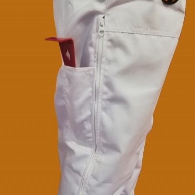 Calças brancas com bolso e bordado de abelha