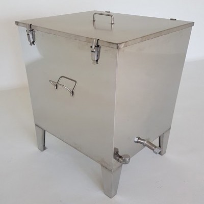 Caixa metálica quadrada em aço inoxidável com torneira e pega