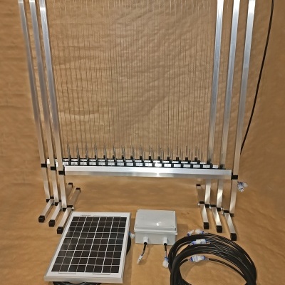 painel solar, cabos e estrutura metálica sobre fundo castanho