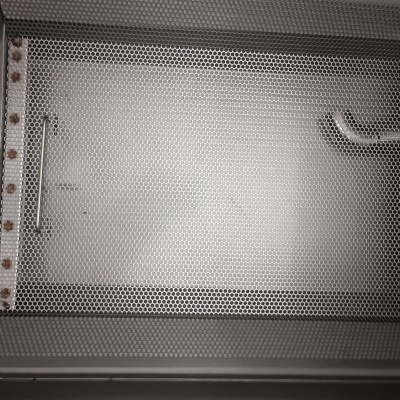 Interior metálico de micro-ondas com grelha perfurada e resistência superior exposta