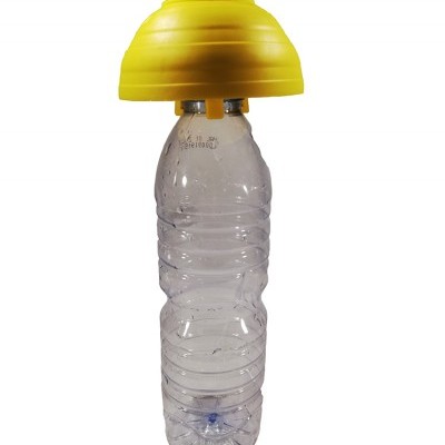 Garrafa plástica transparente com tampa amarela em forma de cone invertido