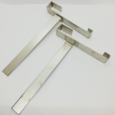 Duas barras metálicas prateadas com gancho em cada extremidade