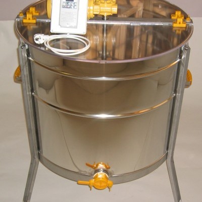 Tanque metálico cilíndrico com tampa transparente e motor amarelo