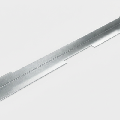 Perfil metálico em aço galvanizado com dobras em ângulo sobre fundo branco