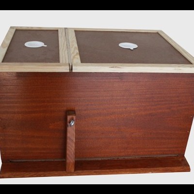 Caixa de madeira castanha com tampa dupla e figuras brancas