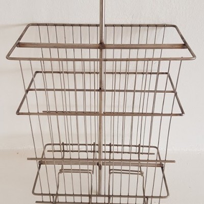 Cesta metálica prateada de três compartimentos para suspensão