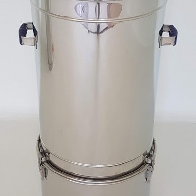 Recipiente metálico prateado com manivela amarela e torneira amarela