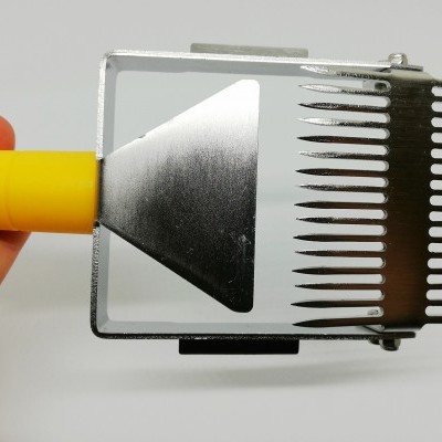 Pente metálico com cabo amarelo em fundo branco