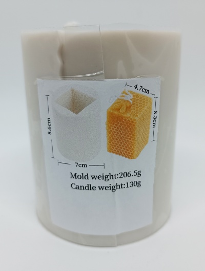 Vela branca com etiqueta mostrando molde e vela amarela com medidas e pesos.