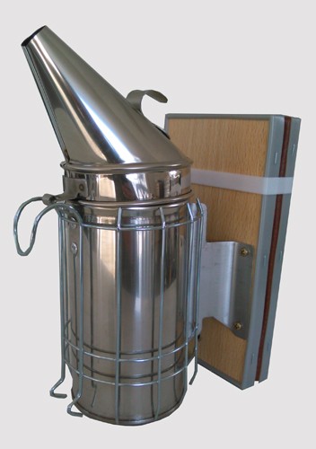 Fumegador de apicultura em metal prateado com suporte de madeira