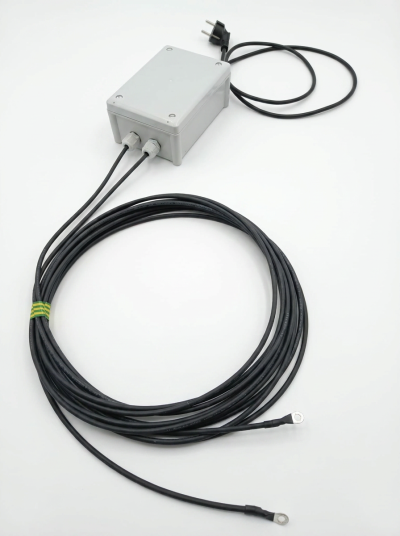 Dispositivo elétrico cinza com cabos pretos e ficha de tomada