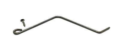 Chave de metal prateada com um parafuso pequeno prateado ao lado sobre fundo branco