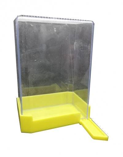 Recipiente dispensador amarelo com corpo transparente e rampa de saída.