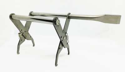 Alicates metálicos prateados com alavanca longa