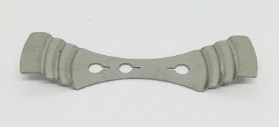 Acessório metálico prateado com recortes circulares e superfícies curvas