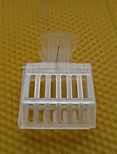 Clipe de plástico transparente sobre superfície amarela texturada