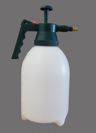 Frasco pulverizador branco com alça e bico verde escuro