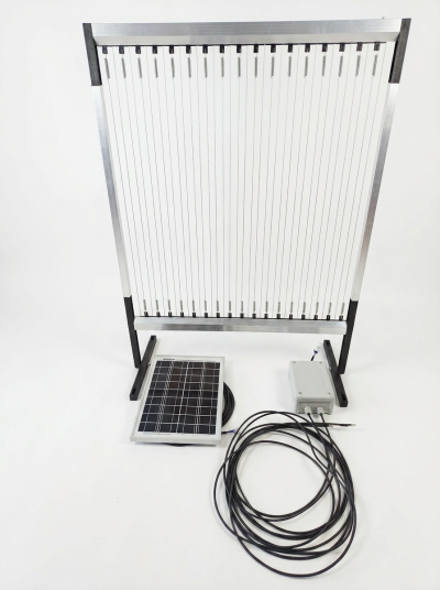 Painel solar, estrutura metálica com fios e caixa cinzenta com cabos