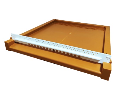 Bandeja de plástico laranja com barra branca perfurada