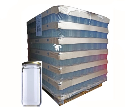 Palete de embalagens cilíndricas de vidro com tampas douradas, envoltas em plástico transparente