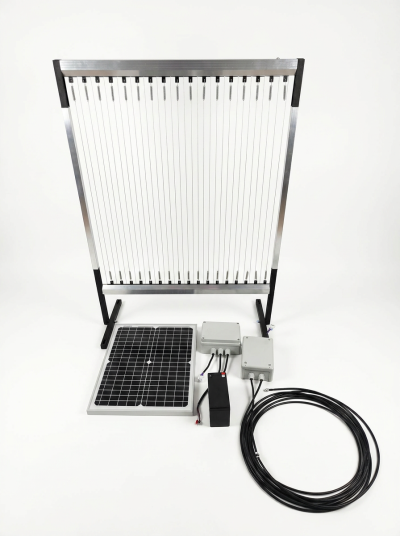 Kit painel solar com estrutura metálica, painel solar, caixas eletrónicas, bateria e cabo preto