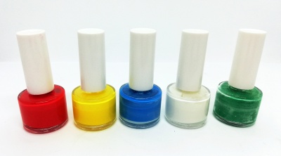 Conjunto de cinco vernizes para unhas em várias cores com tampas brancas