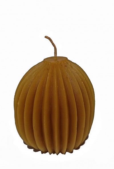 Vela amarela oval com textura acanalada e pavio