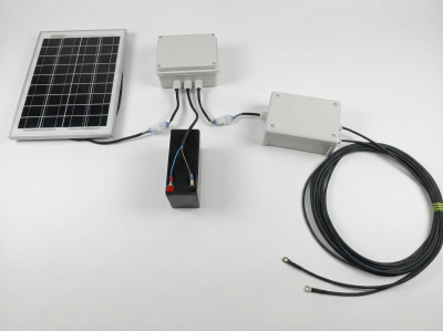 Conjunto de painéis solares com bateria e cabos sobre fundo branco