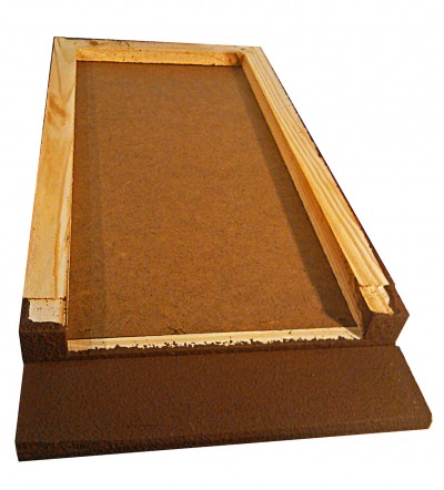 Moldura retangular em madeira clara com parte traseira em MDF castanho