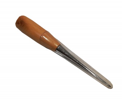 Formão de madeira e metal com lâmina metálica