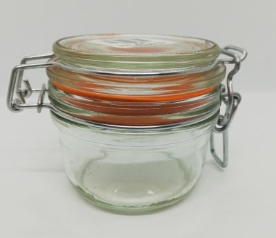 Frasco pequeno de vidro transparente com tampa e fecho metal