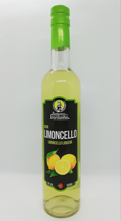 Garrafas de licor Limoncello Sabores da Gardunha com rótulo preto e tampa verde