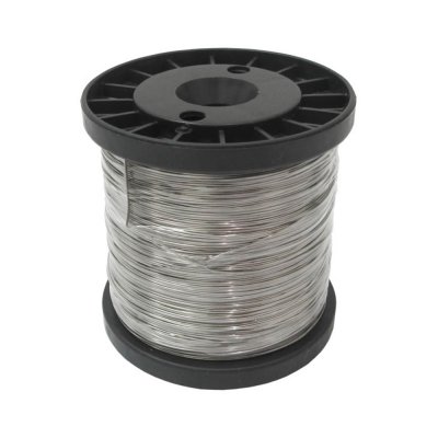 Rolo de arame metálico prateado numa bobina preta