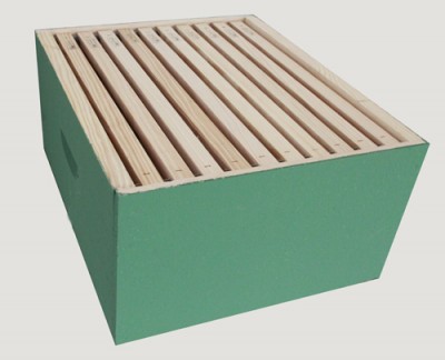 Caixa verde com tampa de ripas de madeira claras alinhadas