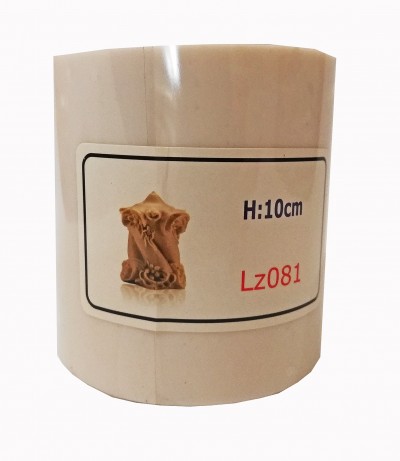 Etiqueta com imagem e texto num rolo de plástico branco