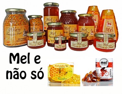 Produtos de mel e pólen em frascos e embalagens diversas sobre fundo branco